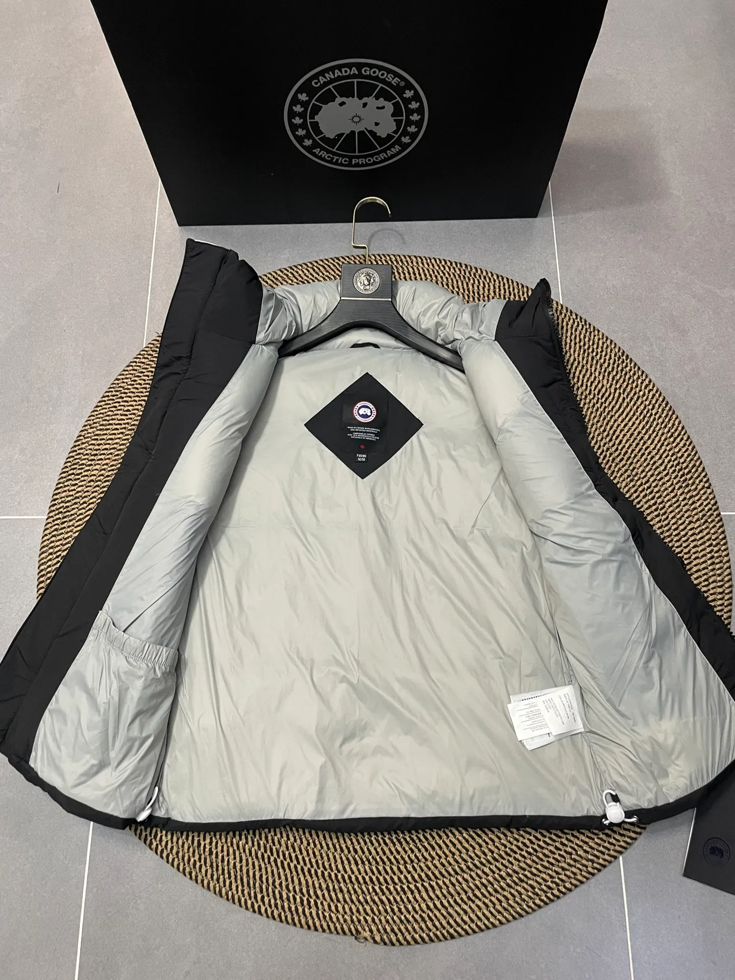 P500 Style number: Y108 Black, top pure quality, white label capsule vest for couples. Design concept: new limited edition white label vest, same style for men and women, filled with 625 fill power white goose down, and the fabric has a satin feel. Suitable for wearing in spring and autumn in various cities, this round neck design is classic and versatile, and has good thermal insulation effect! Fabric + Features: Fabric: 85% polyester, 15% cotton, windproof and waterproof Lining: 100% polyester, windproof and waterproof Filling: 80% pure white duck down, 20% pure white feather Fill power: 625 Care instructions: Dry clean Pockets: Straight insert + diagonal insert Pocket Zipper: Genuine ykk two-way entrance zipper tei temperature and feeling index 1: lightweight minus 5 degrees to 5 degrees. Technology: The fabric is made of cordura polyamide fabric, which is a new functional fabric and a leading technology product. The durability is 2 times higher than ordinary nylon fabric. Wear resistance, strong tear resistance, good hand feel and good color.   The liner is filled with imported 625 fill power 80 white duck down, and the liner is reinforced with anti-runaway velvet liner. The fly on the front center fly is designed with snap buttons to prevent ventilation and rain. Whether it is hiking, urban walking or polar exploration, this style can help you find the Canada Goose vest that suits your body, activities and lifestyle. Size: XS-XL